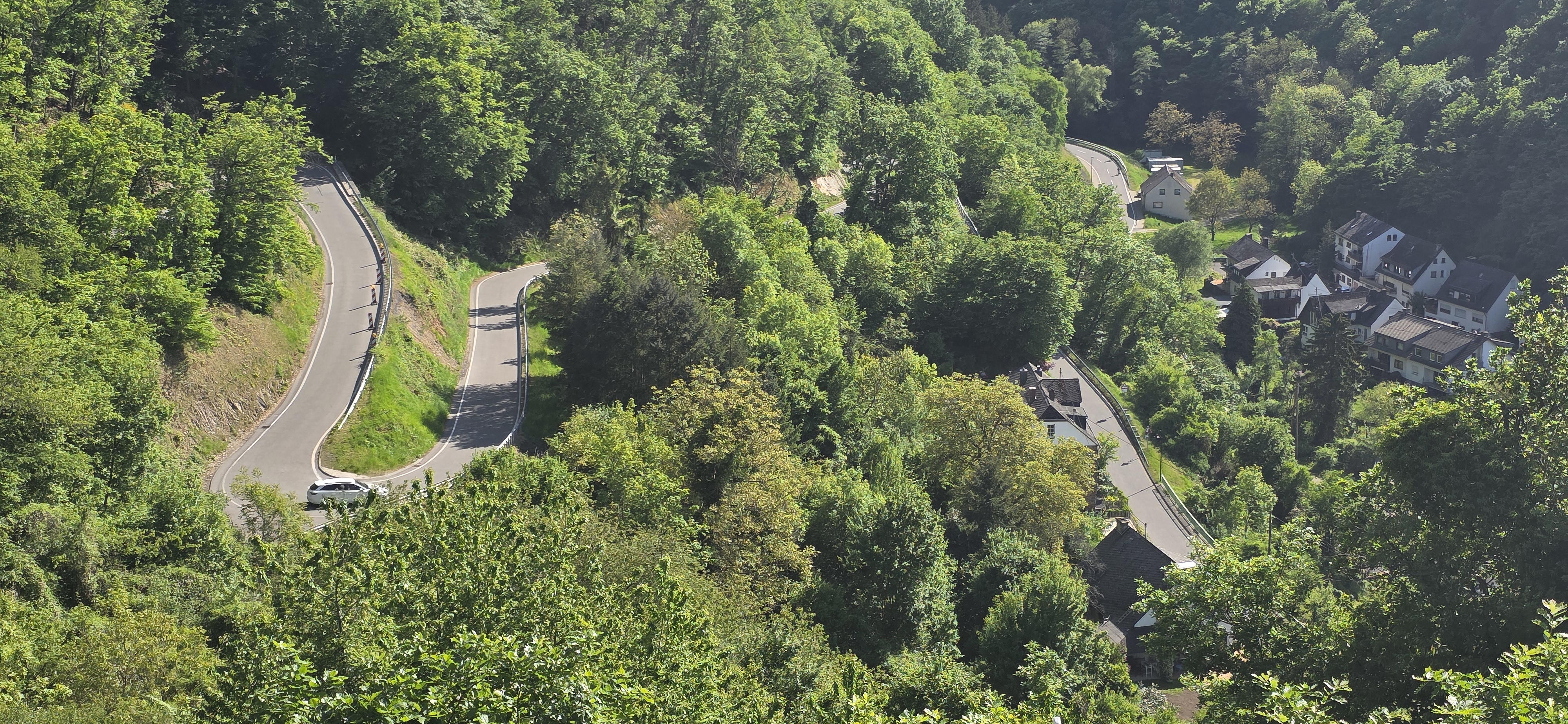 Motorrijder op een bochtige weg in de Eifel